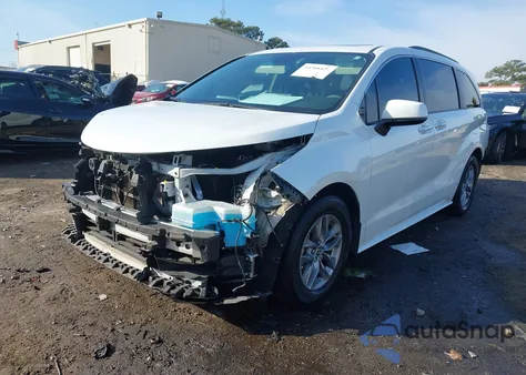 2022 Toyota Sienna Xle z USA, uszkodzony, nr VIN 5TDJRKEC2NS101604